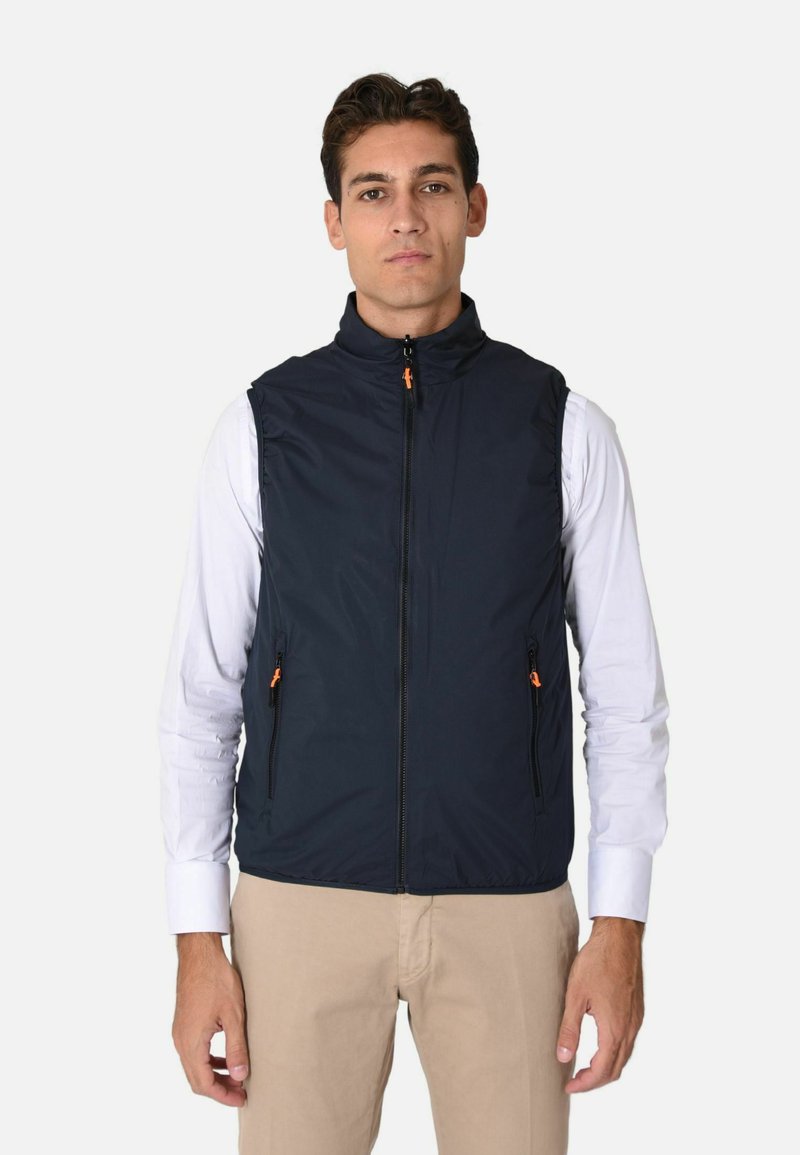 Gilet senza maniche blu navy con chiusura a zip, due tasche laterali e zip arancioni, realizzato in tessuto leggero e liscio.