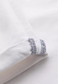 Unausgewählt, white
