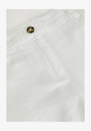 Witte linnen broek detail met bruine knoop, tailleband en zakstiksels.