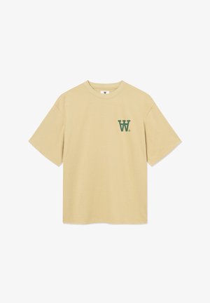 Tricou bej cu mâneci scurte și guler rotund, cu un mic logo verde "W" pe pieptul stâng, afișat pe un fond alb.