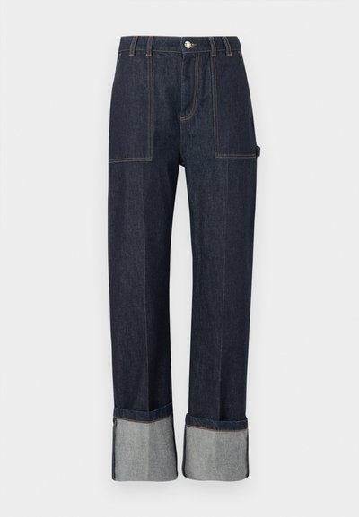 Σκούρα μπλε παντελόνια από τζιν με φαρδιές ρεβέρ, μπροστινές τσέπες με επιδιορθώσεις, θηλιές για ζώνη και κλείσιμο με κουμπί στη μέση.
