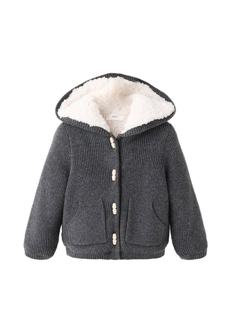 Szara dzianinowa kurtka z białym kapturem podszytym polarem, z przodu zapinana na guziki i z dwiema kieszeniami z przodu. Miękka faktura, casualowy design, ciepła i wygodna.