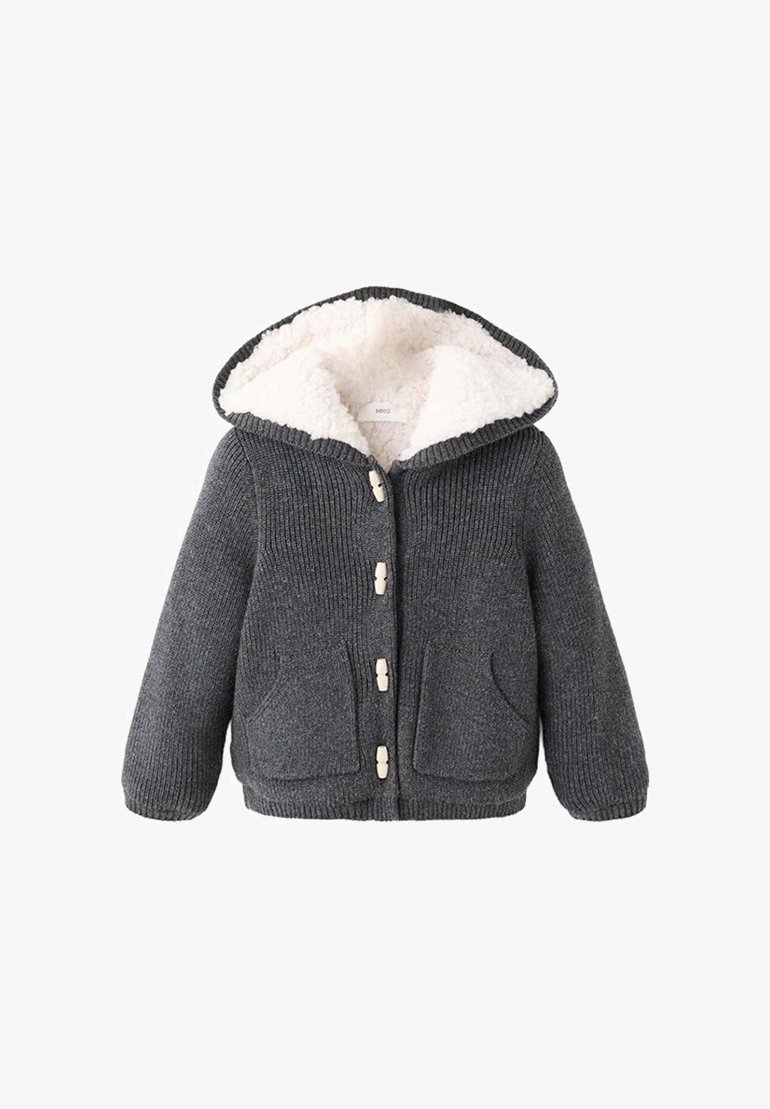 Szara dzianinowa kurtka z białym kapturem podszytym polarem, z przodu zapinana na guziki i z dwiema kieszeniami z przodu. Miękka faktura, casualowy design, ciepła i wygodna.