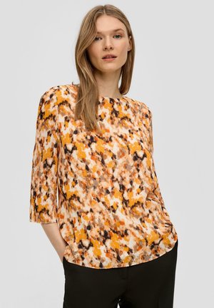 Geprinte top met driekwartmouwen, uitgevoerd in een mix van oranje, bruin en beige kleuren in een gestructureerde stof. Ronde halslijn.