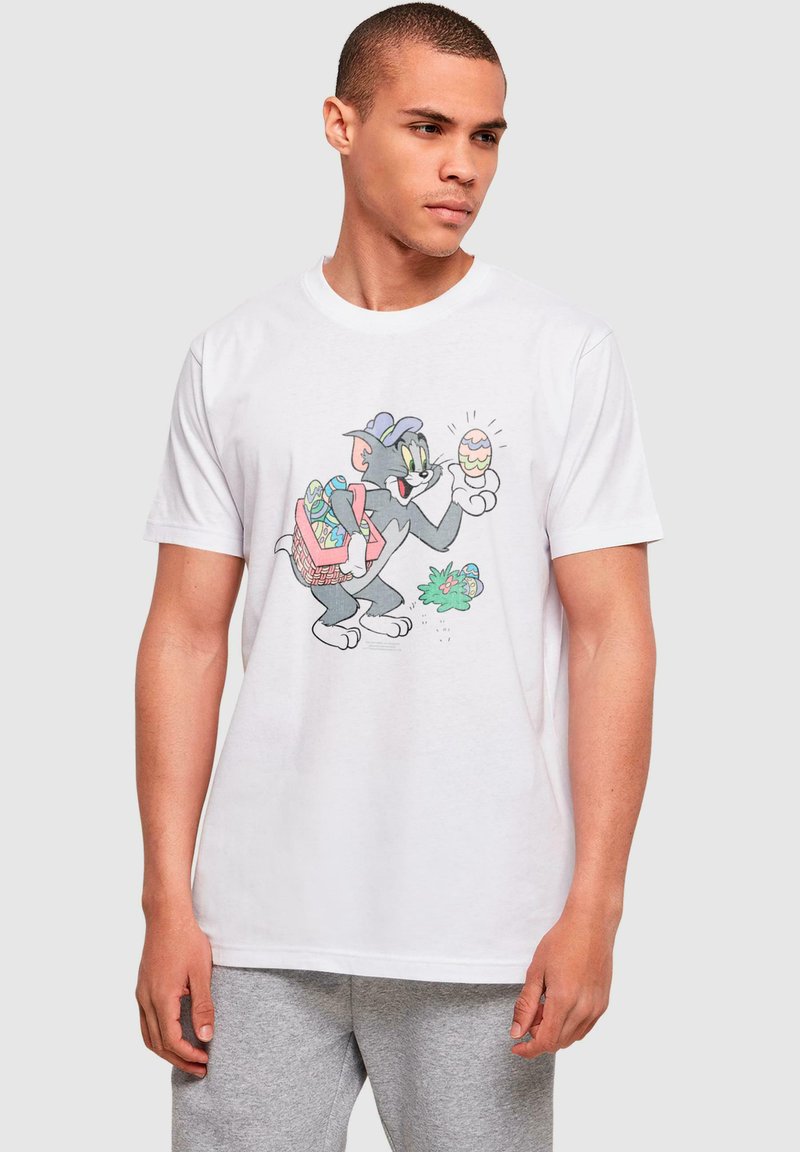 Camiseta de algodón blanca con un colorido dibujo de un gato con huevos. Cuello redondo clásico, mangas cortas y un corte relajado.