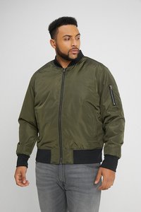 Giacca bomber verde oliva con zip frontale, polsini e orlo a coste, tasca con zip sulla manica sinistra e una texture liscia e lucida.