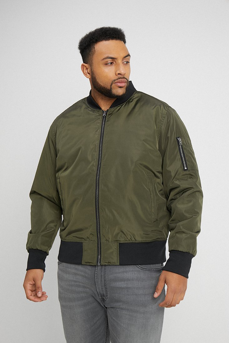 Giacca bomber verde oliva con zip frontale, polsini e orlo a coste, tasca con zip sulla manica sinistra e una texture liscia e lucida.