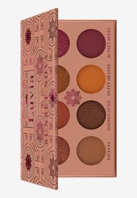 Paleta cieni do powiek Luvia Cosmetics Sunset Nova zawiera osiem odcieni w ciepłych tonacjach, umieszczona jest w różowym, teksturowanym opakowaniu z geometrycznymi wzorami.