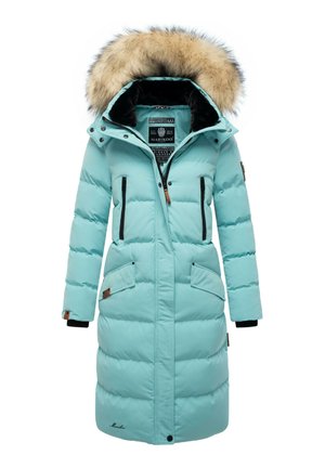Manteau rembourré bleu clair avec capuche à fourrure, fermeture éclair à l'avant, deux poches avant et poignets côtelés, arborant un logo de marque au niveau de l'ourlet.