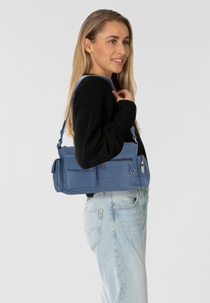 Sac à main en cuir bleu avec une bandoulière détachable, comprenant une poche zippée et un rabat à l'avant. Texture lisse et forme rectangulaire.
