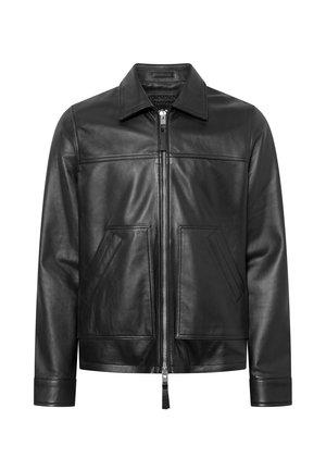 Musta nahkatakki, jossa on litteä kaulus, edessä vetoketju, kaksi kulmaista taskua ja ommeltu yksityiskohta rinnassa sekä sivuilla.