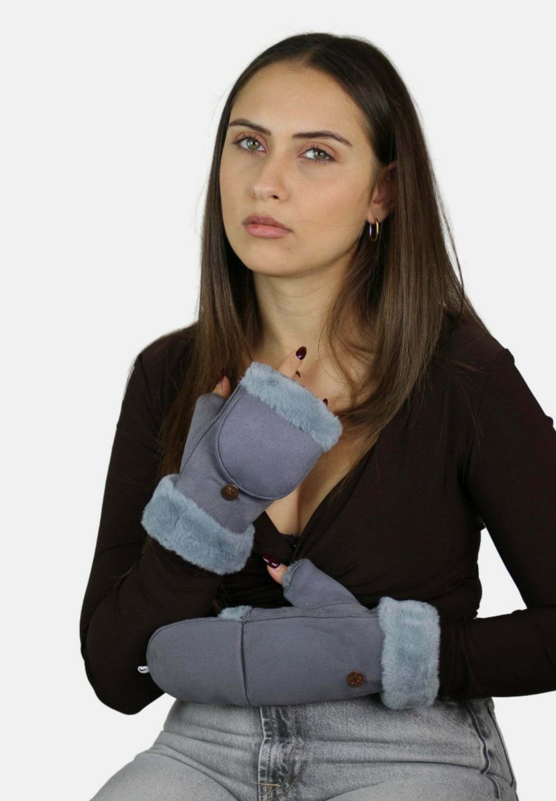 Szare rękawiczki bez palców z jasnoniebieskim futrzanym wykończeniem i ozdobnym guzikiem. Rękawiczki są miękkie, o zaokrąglonym kształcie i luźnym dopasowaniu.