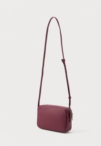 Borsa a tracolla bordeaux in materiale sintetico, forma rettangolare, chiusura con zip, tracolla regolabile, texture liscia, minimalismo negli accessori.