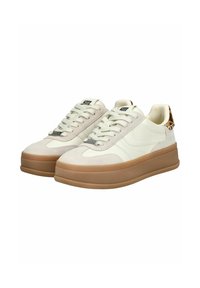 Białe skórzane i beżowe zamszowe sneakersy mają grubą gumową podeszwę, okrągły nos oraz sznurowany design z akcentem na pięcie w wzór.