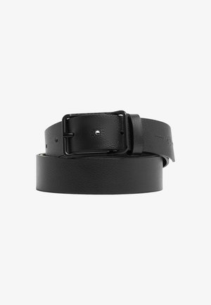 Zwarte leren riem met een gestructureerde afwerking en een matzwarte rechthoekige gesp, deels opgerold tegen een witte achtergrond.