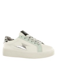 Zapatillas de cuero blancas con una franja verde menta, acento de rayo plateado y suela de goma texturizada. Cordones grises y forro interior a rayas.