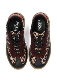 Une paire de baskets à imprimé léopard avec des orteils noirs, des panneaux de lacet bordeaux, des lacets noirs et des semelles en gomme, vue de dessus.