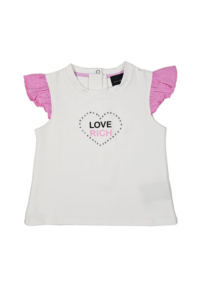 Top senza maniche in cotone bianco con maniche a ruffle in pizzo rosa e una grafica a forma di cuore con il testo "LOVE RICH" in nero e rosa, impreziosita da strass.