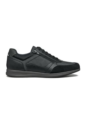 Scarpe sportive nere con un mix di pelle liscia e camoscio, dotate di chiusure con lacci e cerniere, suola a profilo basso e accenti discreti.