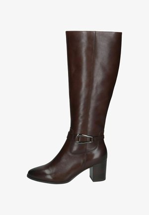 Botte hauteur genou en cuir marron foncé avec talon bloc et bride décorative à boucle métallique autour de la cheville.