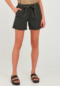 Pantaloni corti verde scuro realizzati in tessuto leggero, dotati di una cintura elastica con cordoncino, tasche laterali e risvolti.