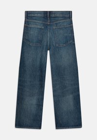 Jeansy o szerokich nogawkach w ciemnym denimu, z dwiema tylnymi kieszeniami, prostym kroju i minimalnymi detalami przeszycia.