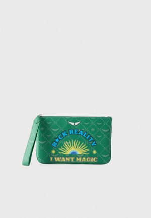 Pochette verte pour poignet avec fermeture éclair, décorée d'un graphisme de soleil et du texte « Rock Reality I Want Magic » en lettres bleues et jaunes.