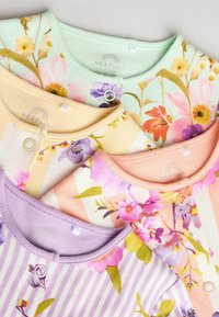 Keturi kūdikių drabužiai, puošiami gėlių motyvais ir spalvomis: mėtų žalia, geltona su juostelėmis, persikinė su gėlėmis ir violetinė su juostelėmis, visi su užsegimais.