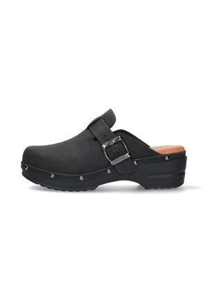 Zoccolo in pelle nera con fibbia argentata e borchie, suola in legno e design slip-on, mostrato di lato su sfondo bianco.