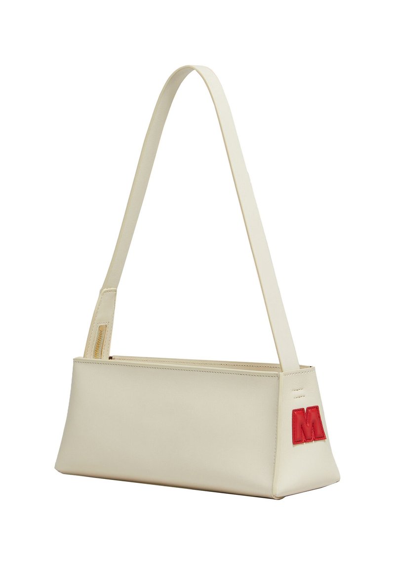 Borsa a spalla color crema con un design strutturato, texture liscia e un accento rosso a forma di 'M'. Dotata di una tracolla sottile e piatta per il trasporto.