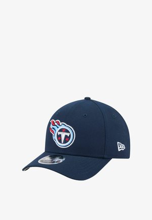 Marineblaue Baseballmütze mit einem gestickten Logo, das Flammen und Sterne zeigt. Hergestellt aus Stoff, mit einem gebogenen Schirm und verstellbarem Sitz.