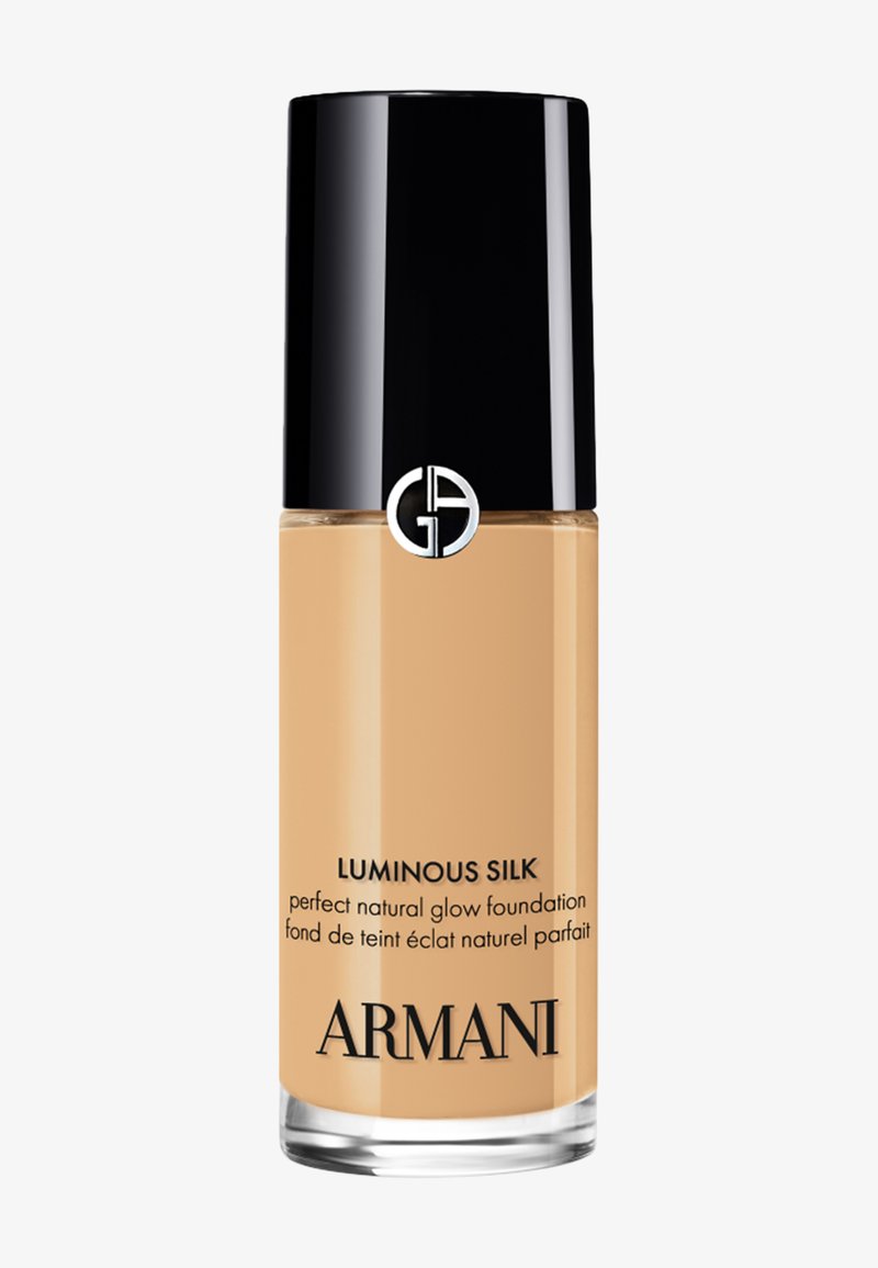 Flesje Armani Luminous Silk foundation met natuurlijke glow, zwarte dop en zichtbare beige vloeistof binnenin.