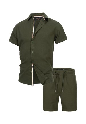 Mørkegrøn kortærmet skjorte med knapper og matchende shorts med snøre i tekstureret stof.