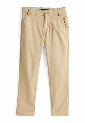 Beige Baumwoll-Chinos mit geradem Bein, Seitentaschen, Frontknopf, Gürtelschlaufen und einem kleinen gestreiften Stoffdetail an der rechten Tasche.