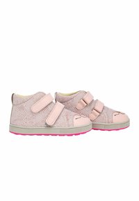 Une paire de baskets pour enfants roses avec un motif floral, des sangles à double Velcro et des semelles roses vives, présentées côte à côte sur un fond blanc.