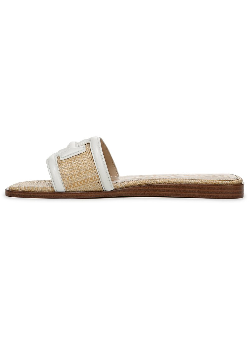 Infradito piatti presentano una tomaia intrecciata beige con una morbida fascia bianca, suola in legno e una soletta testurizzata per grip e comfort.