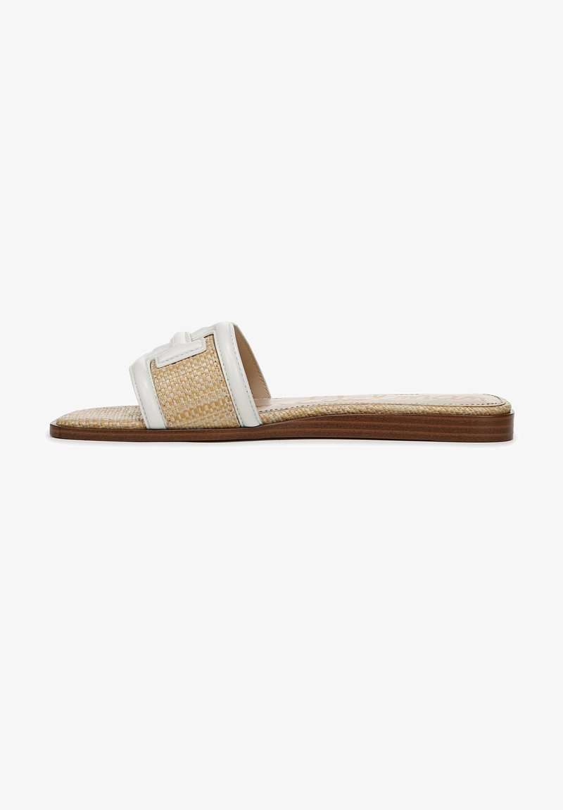 Platte slipper sandalen hebben een geweven beige bovenkant met een zachte witte band, een houten zool en een gestructureerde binnenzool voor grip en comfort.