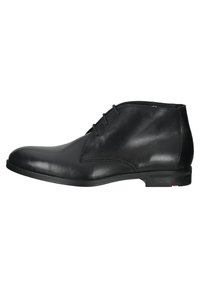 Schwarze Lederstiefeletten mit glatter Oberfläche, runder Zehenform und drei Ösen für Schnürsenkel. Minimales Profil auf der schwarzen Gummisohle.