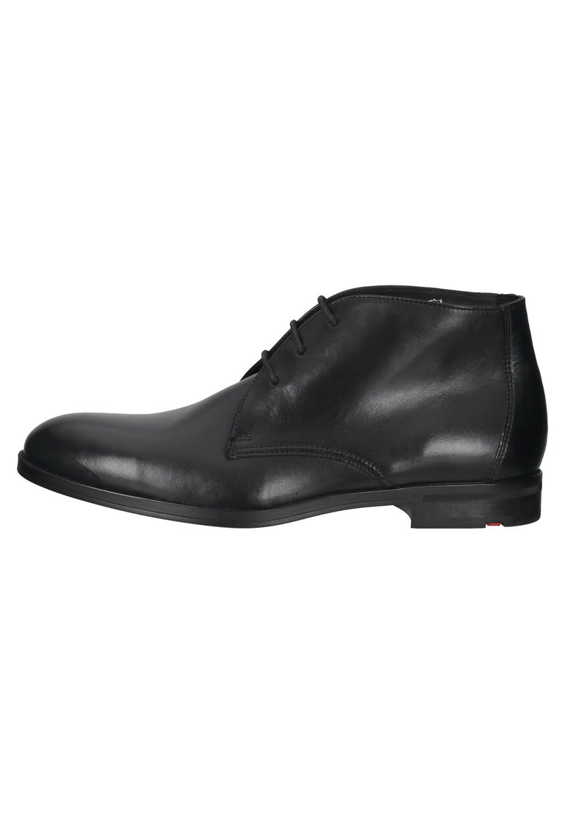 Schwarze Lederstiefeletten mit glatter Oberfläche, runder Zehenform und drei Ösen für Schnürsenkel. Minimales Profil auf der schwarzen Gummisohle.