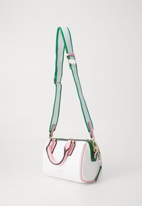 Borsa bianca con dettagli rosa e verde, forma arrotondata e doppio manico. Dotata di una tracolla verde regolabile e accessori in oro.
