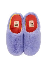 Chaussons en peluche violets avec une texture douce, doublure intérieure rouge et un accent jaune le long du bord. L'étiquette indique "hot POTATOES!"