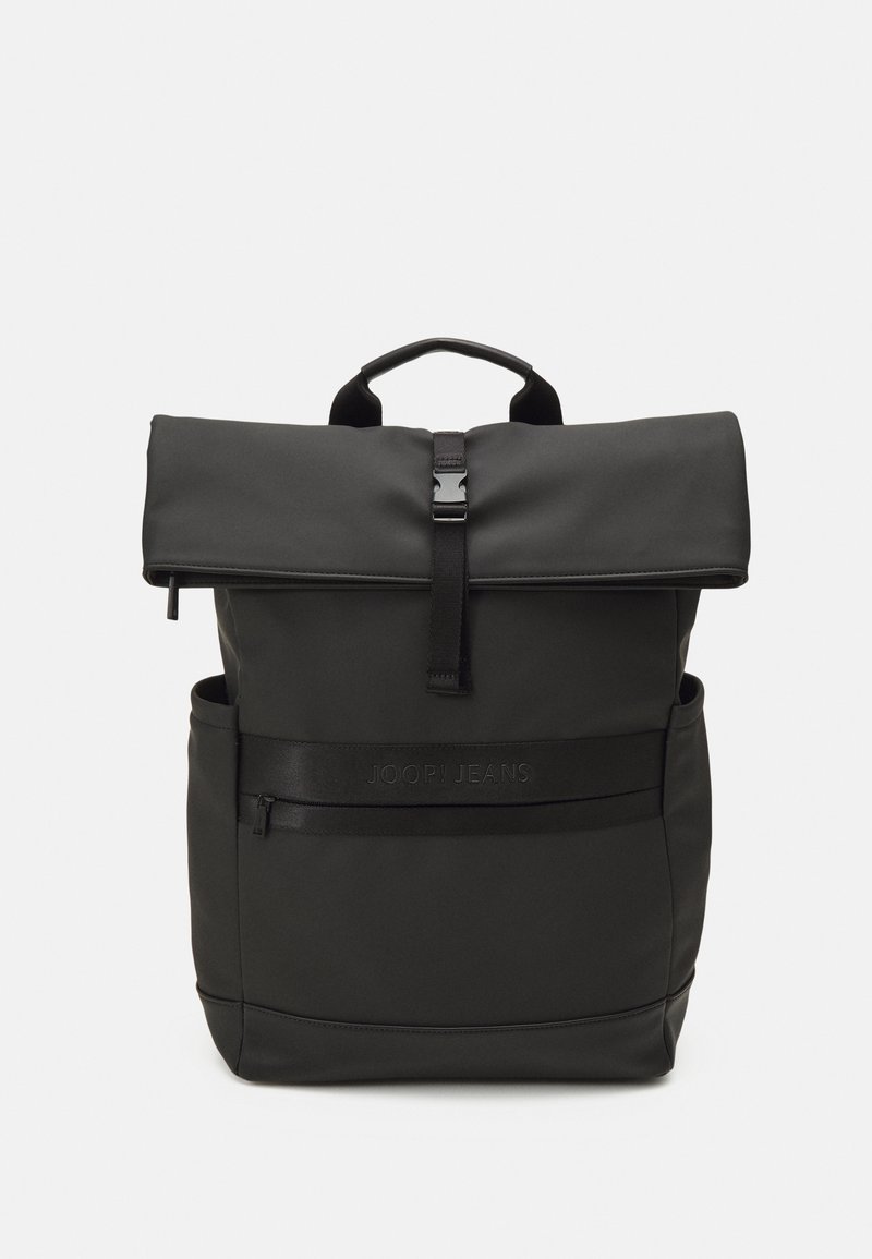 Zaino nero a roll-top realizzato in un tessuto resistente, con spallacci regolabili e una tasca frontale con zip. Presenta un logo su una fascia in rilievo.