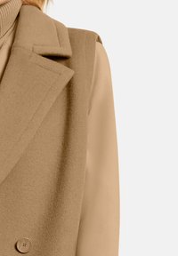 MADELEINE MIT KUSCHELIGEM ÄRMELLOSE IM LOOK - Weste - caramel