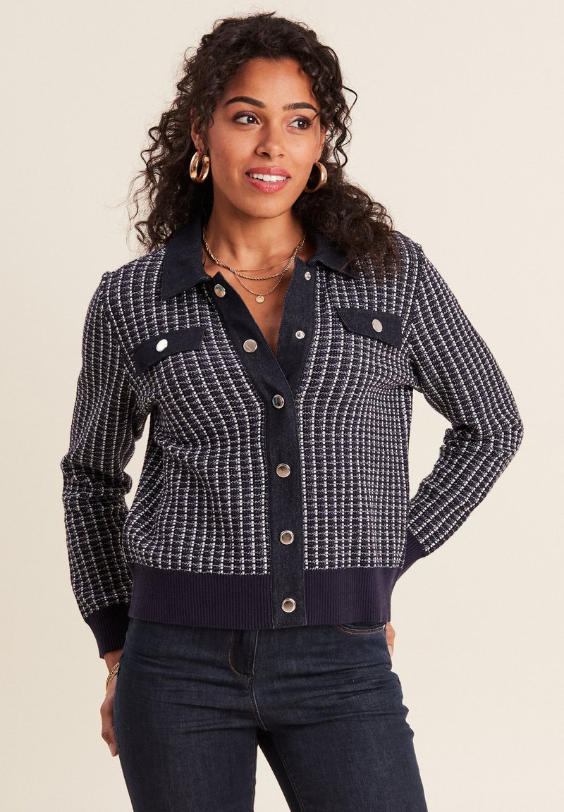 Karierte Strickjacke in Marineblau und Weiß mit Kragen, vorderem Knopfverschluss und zwei Brusttaschen. Mit gerippten Bündchen und Saum.