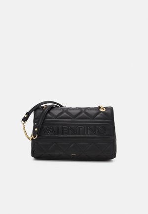 Bolso de hombro negro acolchado Valentino con logo en relieve y detalle de cadena dorada en la correa sobre fondo blanco.