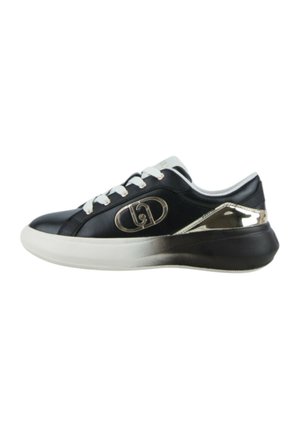 Czarny niski sneaker z białymi sznurówkami, białą i czarną podeszwą, złotymi metalicznymi akcentami i złotym logo po boku.