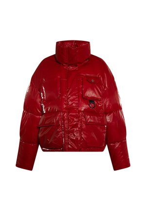 Piros párnázott dzseki magas gallérral, fényes felülettel, négy elülső zsebbel és rövidített kialakítással. Kattintós hardver részletekkel rendelkezik.