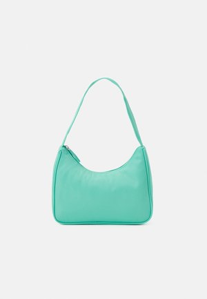 Kleine turquoise schoudertas met een enkele band en bovenaan een ritssluiting op een effen witte achtergrond.