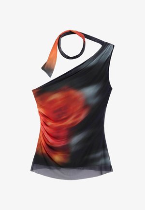 Asymmetrisk top med én skulder i silkeagtigt stof, der har et sløret rødt blomstermønster på en mørk baggrund, samt et matchende halsbånd.