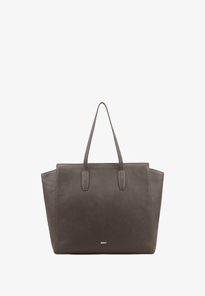 Bruine leren schoudertas met twee bovenhandvatten, gestructureerde vorm, subtiele textuur en een klein metalen logo aan de voorkant.